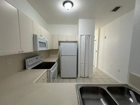 1661 SE 29th Ct 104, Homestead FL - photo 6 of 22