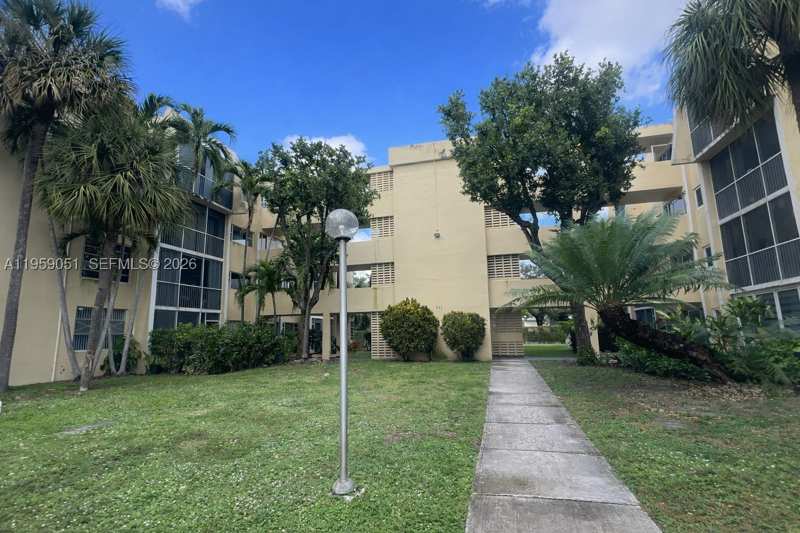1 bedroom Condominium at 942 NE 199th St 2F, Lake Park Condo No 1 - Bl, Miami — photo 1