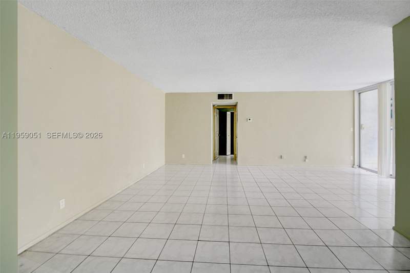 1 bedroom Condominium at 942 NE 199th St 2F, Lake Park Condo No 1 - Bl, Miami — photo 2