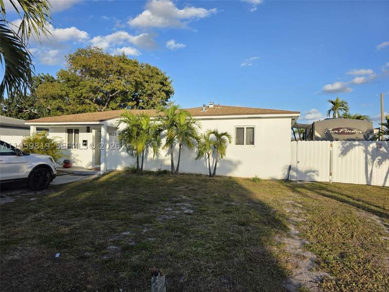 4 bedroom SingleFamilyResidence at 8523 NW 35th Pl, Elson Manors, Miami — photo 2