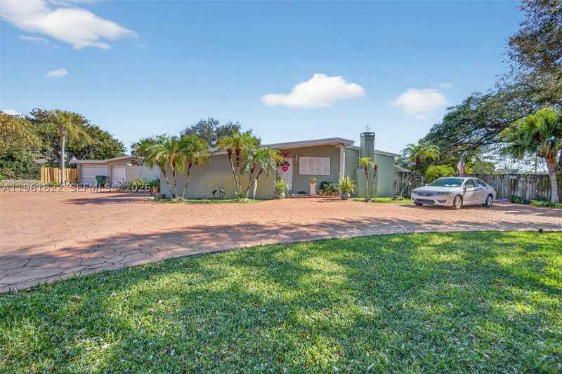 9 bedroom SingleFamilyResidence at 9401 SW 97th Ave, Nutmeg Estates, Miami — photo 1