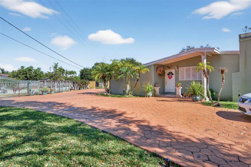 9 bedroom SingleFamilyResidence at 9401 SW 97th Ave, Nutmeg Estates, Miami — photo 2