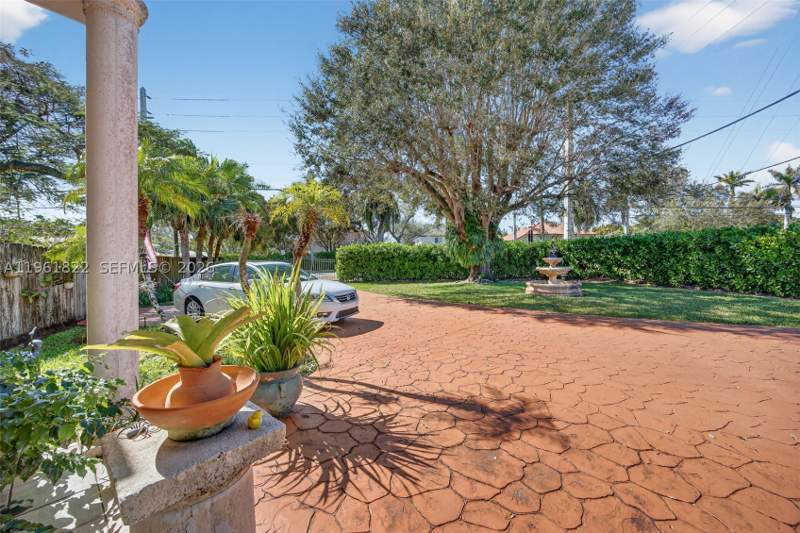 9 bedroom SingleFamilyResidence at 9401 SW 97th Ave, Nutmeg Estates, Miami — photo 4