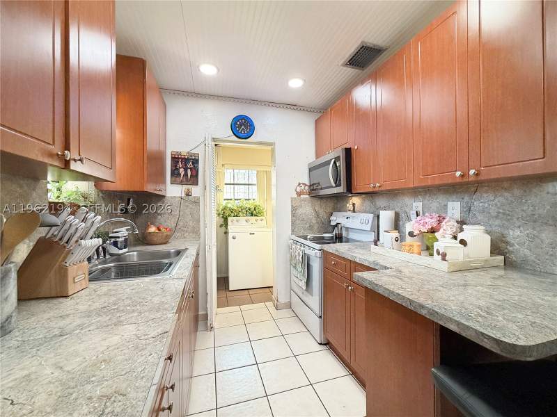 4 bedroom SingleFamilyResidence at 8891 SW 28th St, John A Campbell Little Fa, Miami — photo 5