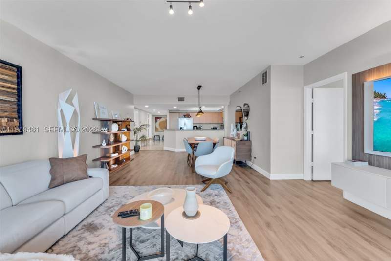 3 bedroom Condominium at 14951 Royal Oaks Ln 2201, The Oaks I Condo, North Miami — photo 5