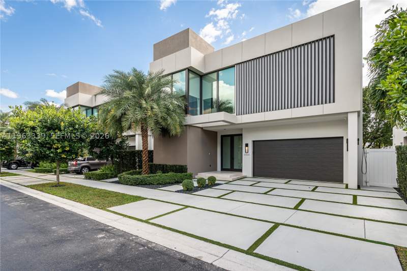 5 bedroom SingleFamilyResidence at 10540 NW 67th Ter, Grand Floridian Estates, Doral — photo 5