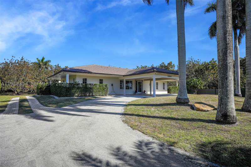 7 bedroom SingleFamilyResidence at 19955 SW 186th St, redlands, Miami — photo 2