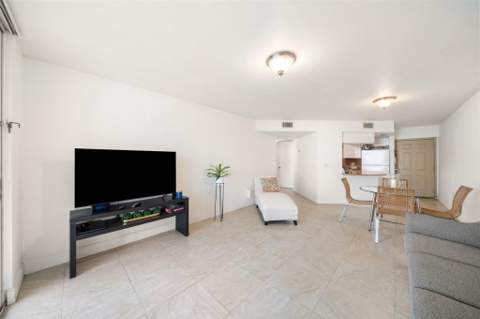 8225 Lake Drive 205, Doral FL - photo 10 of 28