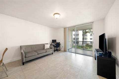8225 Lake Drive 205, Doral FL - photo 8 of 28