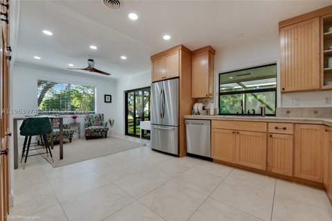 8425 SW 174th St, Palmetto Bay FL - photo 10 of 32