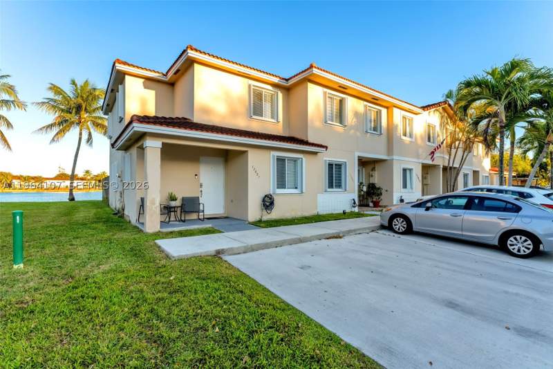 3 bedroom Townhouse at 17501 SW 140th Ct, Weitzer Serena Lakes, Miami — photo 2