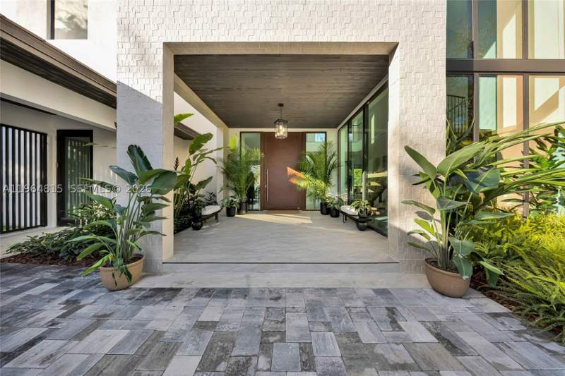 5 bedroom SingleFamilyResidence at 9381 SW 100 St, Juneland, Miami — photo 3