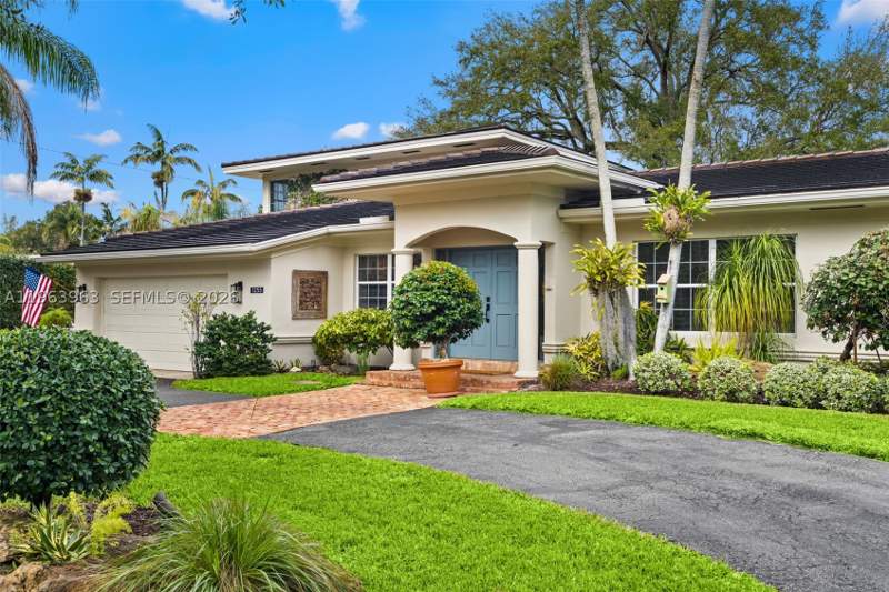4 bedroom SingleFamilyResidence at 1255 Algardi Ave, Coral Gables Country Club, Coral Gables — photo 4