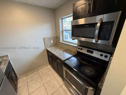 2721 NW 23rd Ct 4, Miami FL - photo 6 of 13
