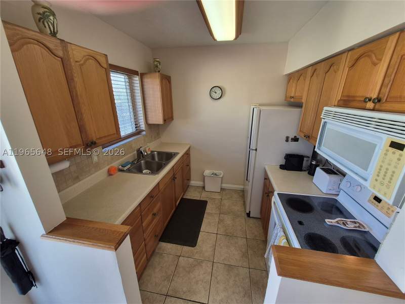 1 bedroom StockCooperative at 520 Euclid Ave 8, Pinewood House Inc Co-Op, Miami Beach — photo 5
