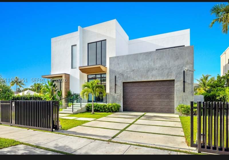6 bedroom SingleFamilyResidence at 2050 S Hibiscus Dr, Keystone Point Sec 2, North Miami — photo 2