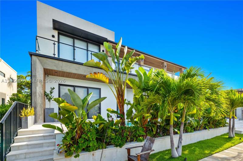 6 bedroom SingleFamilyResidence at 2050 S Hibiscus Dr, Keystone Point Sec 2, North Miami — photo 3