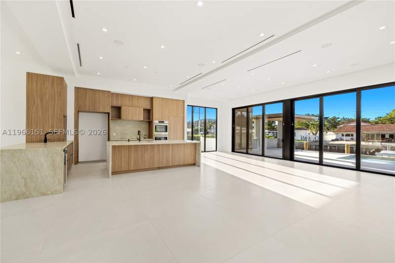 6 bedroom SingleFamilyResidence at 2050 S Hibiscus Dr, Keystone Point Sec 2, North Miami — photo 4