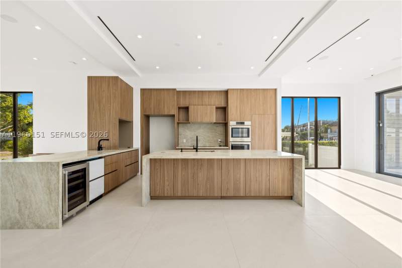 6 bedroom SingleFamilyResidence at 2050 S Hibiscus Dr, Keystone Point Sec 2, North Miami — photo 5