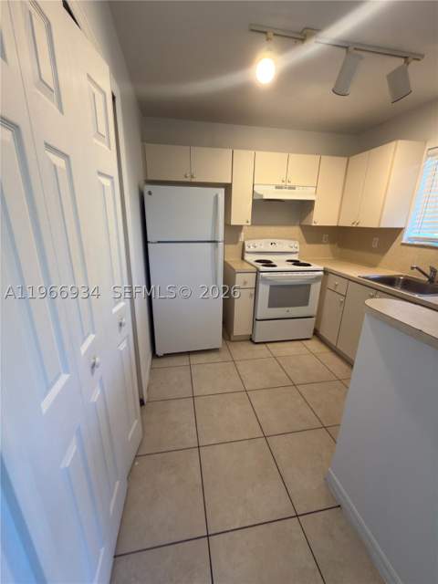 930 NE 34th Ave 201, Homestead FL - photo 13 of 26