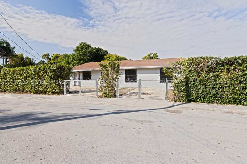 4 bedroom SingleFamilyResidence at 522 SW 3rd Ave, Ewings Addn, Homestead — photo 1