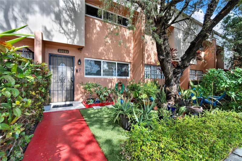 2 bedroom Townhouse at 10881 SW 6th St 7, Sweet Village Condo, Sweetwater — photo 2