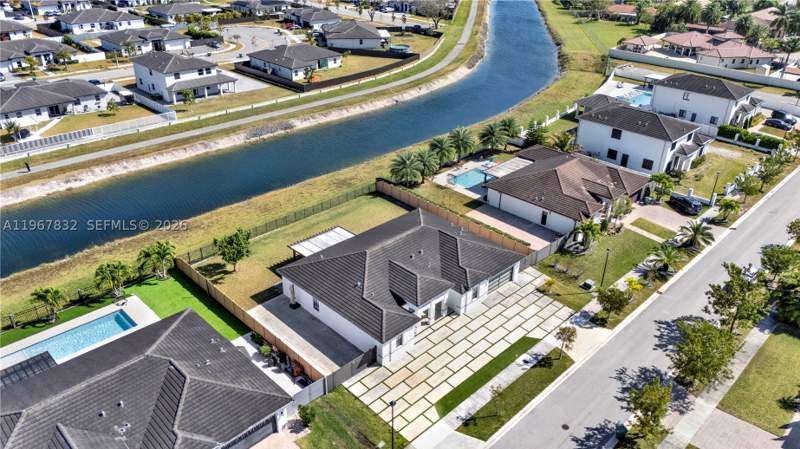 5 bedroom SingleFamilyResidence at 19059 SW 134th Ct, Vilhen Drive Estates, Miami — photo 2