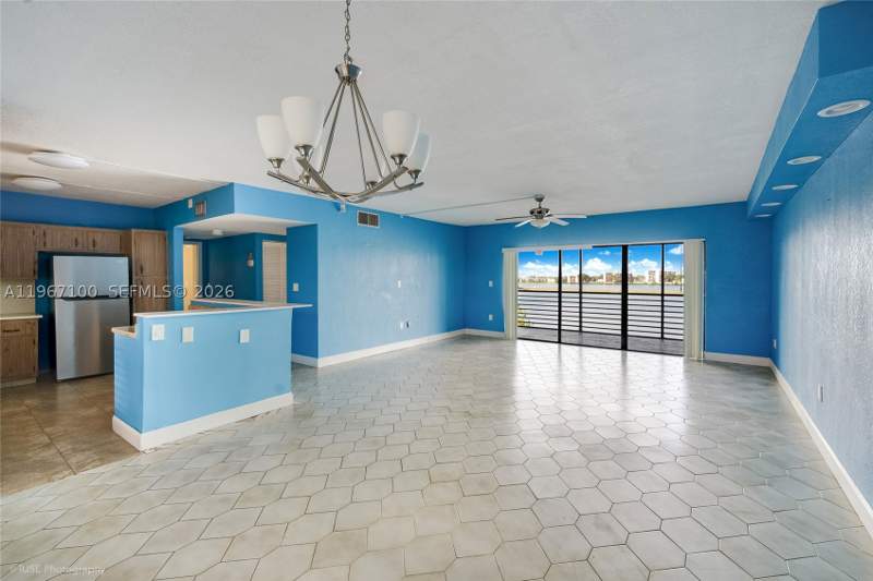 2 bedroom Condominium at 471 Ives Dairy Rd 402-3, Summertree Vilg Calif Cl, Miami — photo 2