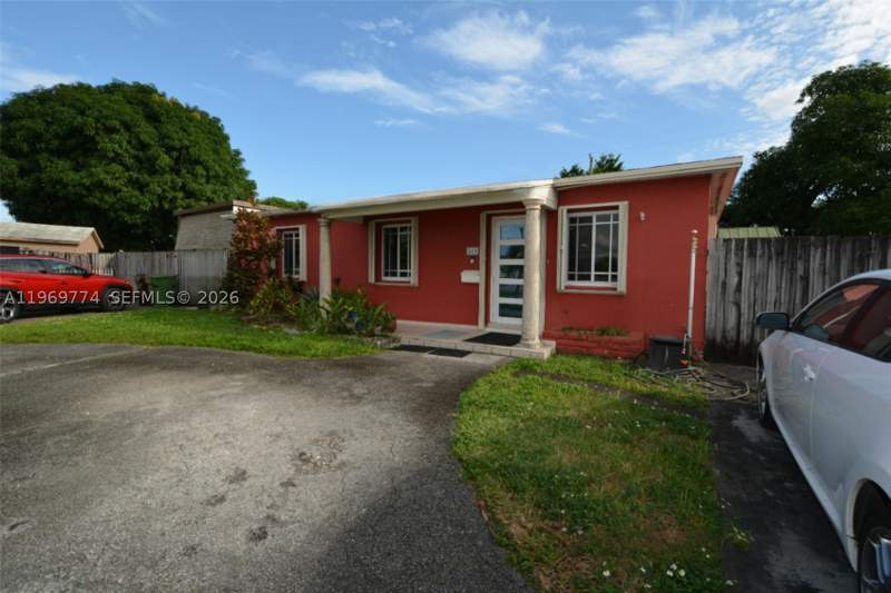 5 bedroom SingleFamilyResidence at 890 E 38th St, Linden Gardens, Hialeah — photo 5