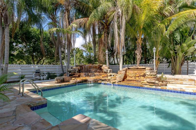 4 bedroom SingleFamilyResidence at 15005 SW 148th St, COUNTRY WALK SEC 3, Miami — photo 4