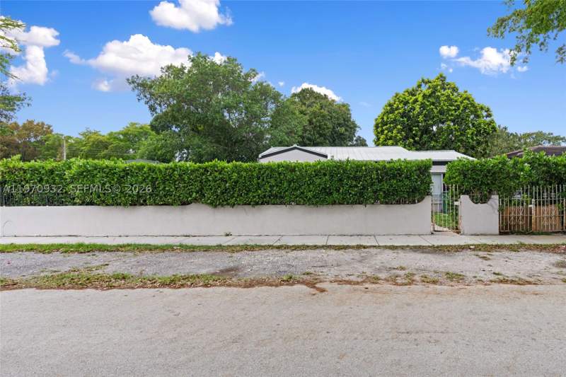 4 bedroom SingleFamilyResidence at 700 SW 44th Pl, Tamiami Trail Park, Miami — photo 4