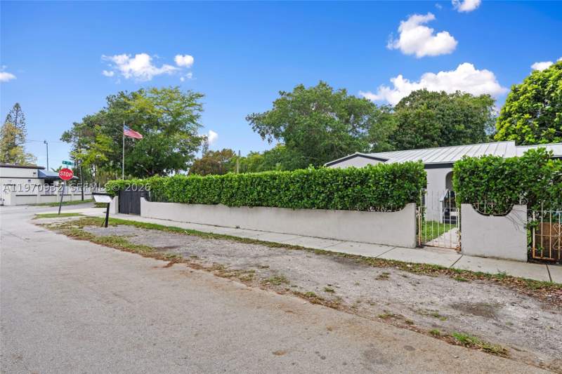 4 bedroom SingleFamilyResidence at 700 SW 44th Pl, Tamiami Trail Park, Miami — photo 5