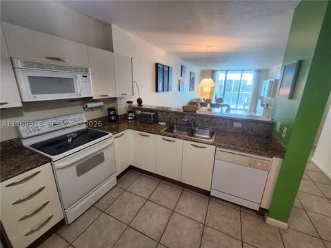 18100 N Bay Rd Ph7, Sunny Isles Beach FL - photo 7 of 28