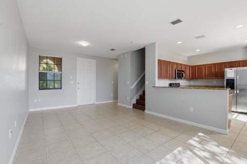 457 SE 37th Place 457, Homestead FL - photo 6 of 33