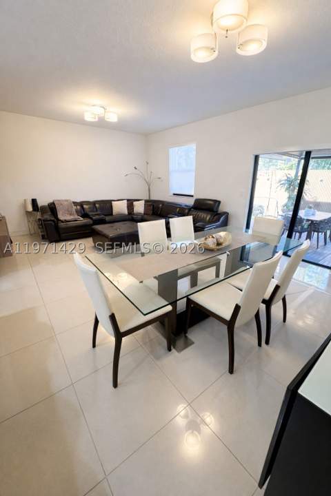 10255 NW 89th Ter, Doral FL - photo 10 of 32