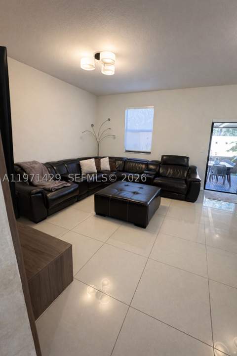 10255 NW 89th Ter, Doral FL - photo 8 of 32