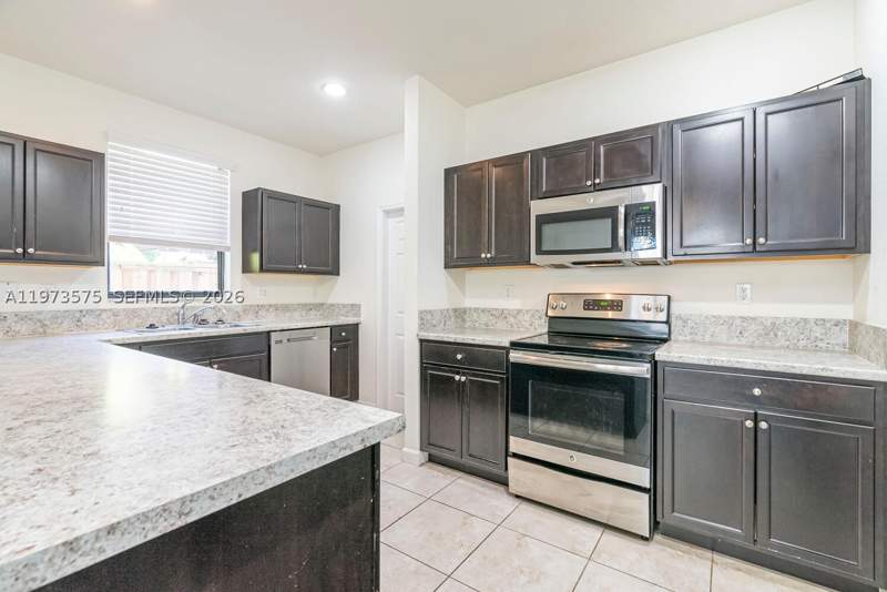 4 bedroom SingleFamilyResidence at 516 SE 35th Ter, Baywinds At Cozumel, Homestead — photo 2
