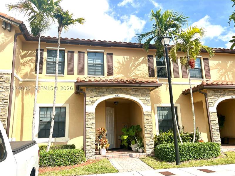 3 bedroom Townhouse at 9271 W 33rd Ln, Bonterra, Hialeah — photo 2