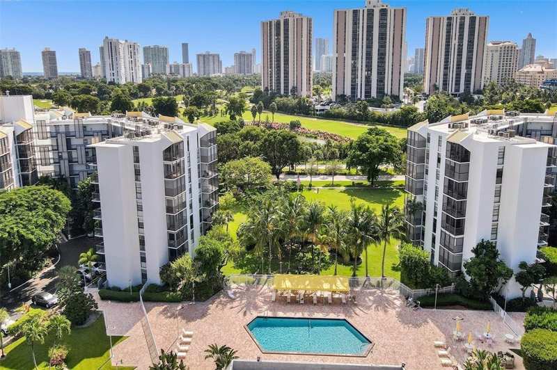 1 bedroom Condominium at 20500 W Country Club Drive 416, Biscaya, Aventura — photo 1