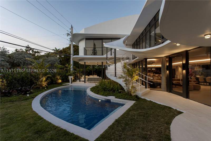 5 bedroom SingleFamilyResidence at 5261 NE 5th Ave, Bayshore Plaza Unit No 6, Miami — photo 2