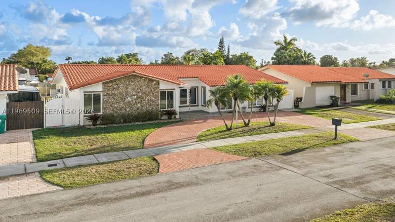 4 bedroom SingleFamilyResidence at 13170 SW 20th St, Tamiami Lakes Sec 1, Miami — photo 2