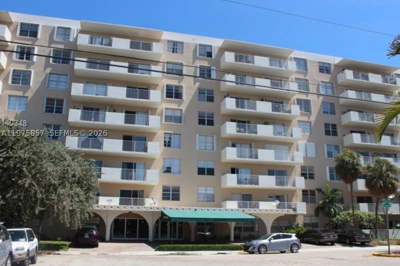 1 bedroom Condominium at 1455 N Treasure Dr 4L, Island Place At North Bay, North Bay Village — photo 1
