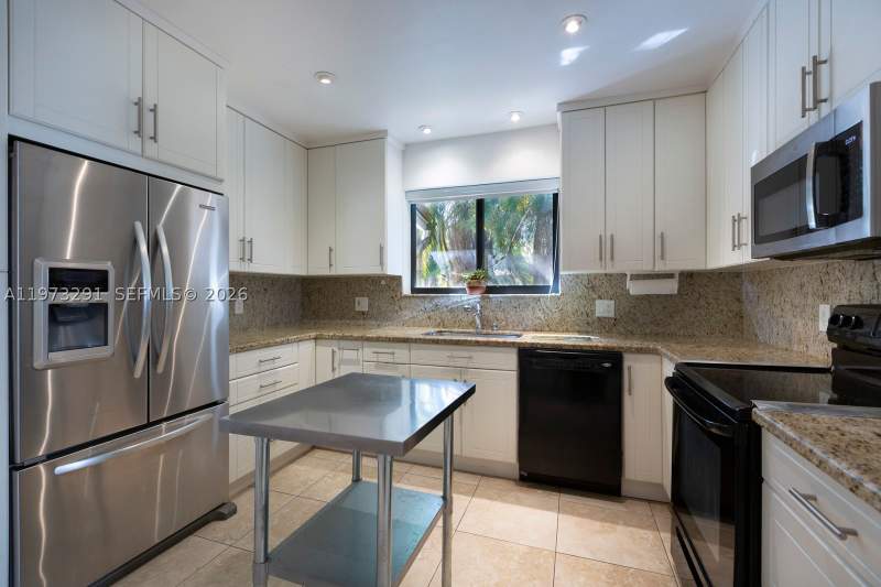3 bedroom SingleFamilyResidence at 3721 SW 58th Ave, Central Miami Pt 1, Miami — photo 3