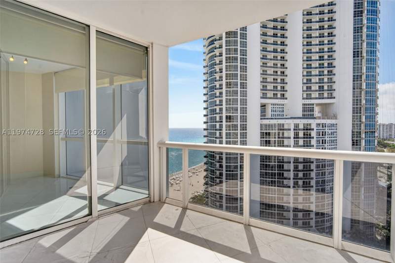 1 bedroom Condominium at 18201 Collins Ave 2008, Trump Royale Condo, Sunny Isles Beach — photo 2