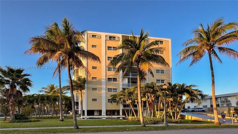 2 bedroom Condominium at 555 Crandon Blvd 82, Crandon Tower Condo, Key Biscayne — photo 2