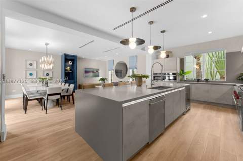 2887 Pine Tree Dr, Miami Beach FL - photo 10 of 44