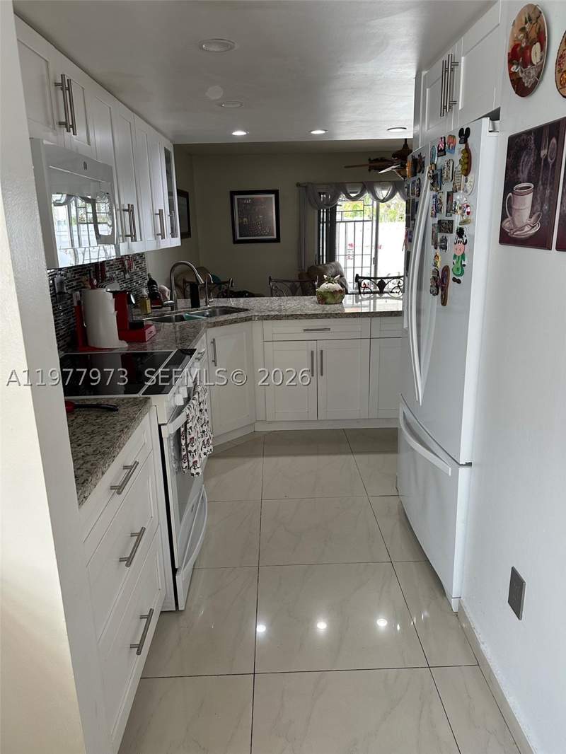 3 bedroom Townhouse at 2385 W 69th St 2385-A, West Palm Gardens Villas, Hialeah — photo 2