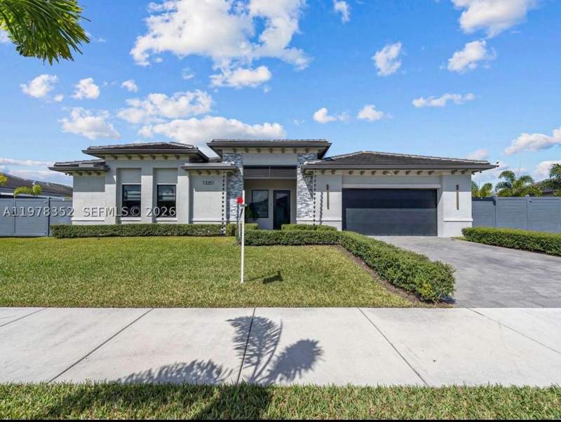 3 bedroom SingleFamilyResidence at 13351 SW 190th St, Valencia Acres, Miami — photo 3