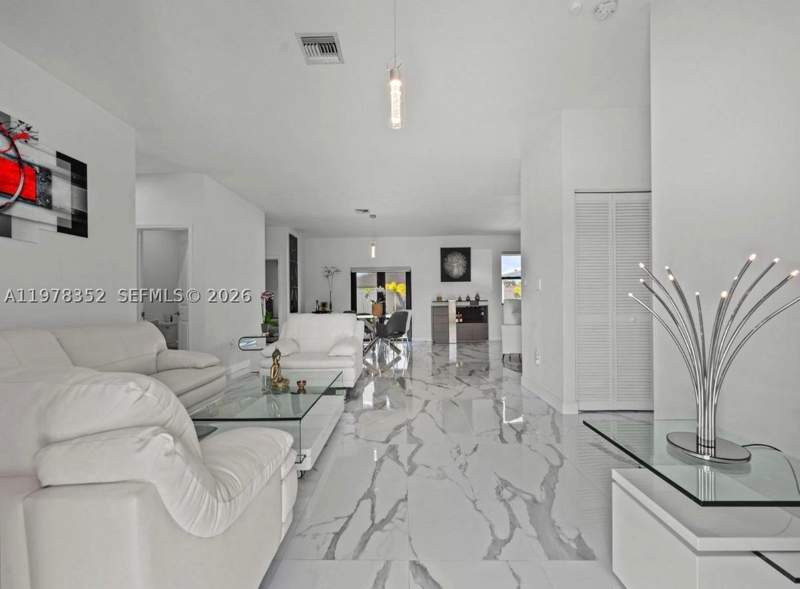 3 bedroom SingleFamilyResidence at 13351 SW 190th St, Valencia Acres, Miami — photo 4