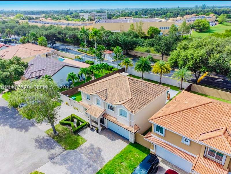 4 bedroom SingleFamilyResidence at 8826 NW 189th Ter, Lakes On The Green Gwendo, Hialeah — photo 3